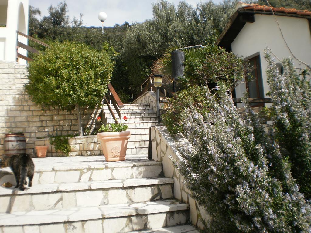 Apartments Pinezic Martinscica  Bagian luar foto
